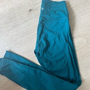 Lululemon leggings! No tag on this but it’s size 4